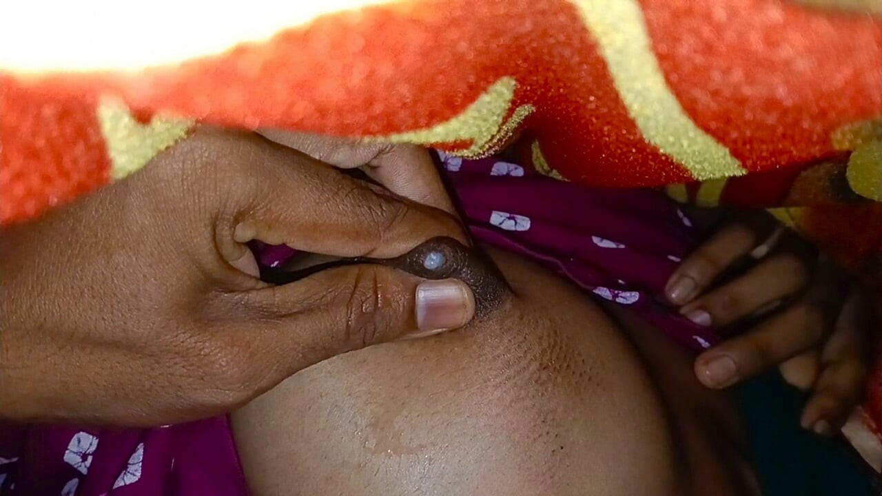 Nisha Bhabhi com Peitos Grandes Jorrando Leite e Esquirtando a Buceta no Estilo Desi