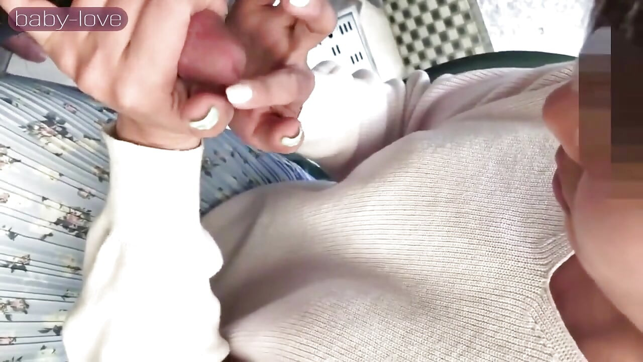 야외에서 노는 고급 결혼한 미녀와 뒤에서 질싸로 비공개 촬영