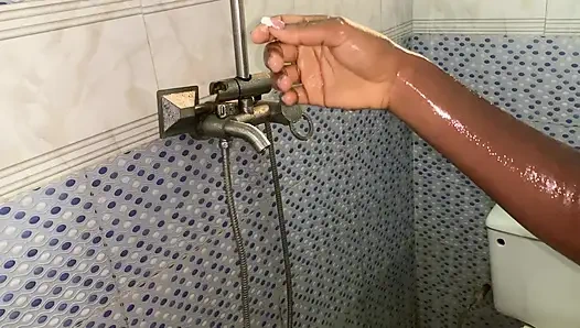 Ateşli zenci bebek banyoda tombul doğal güzellik