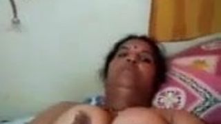 Indische tante borsten laten zien