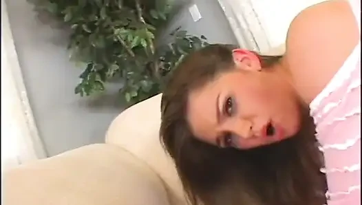 Küçük güzel memeli seksi küçük esmer kanepede büyük şişman bir yarağa biniyor
