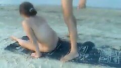 Russische swingers neuken een bescheiden meisje op het strand - ffm