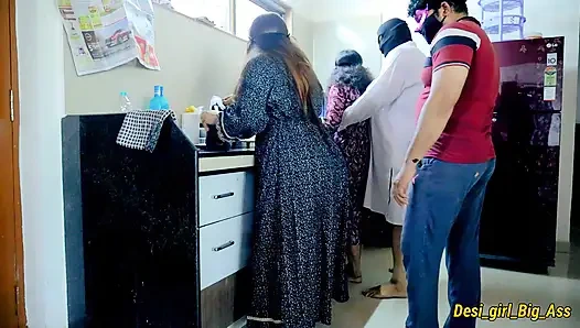 Seks foursome hot di dapur