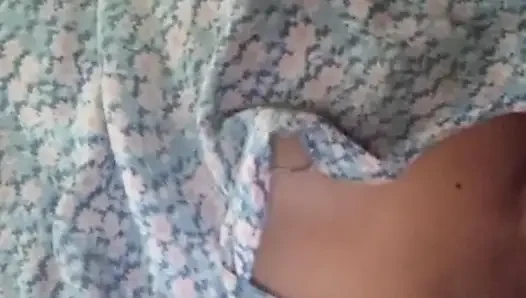 Magang muda Sri Lanka mencoba seks keras saat istirahat makan siang dengan dildonya