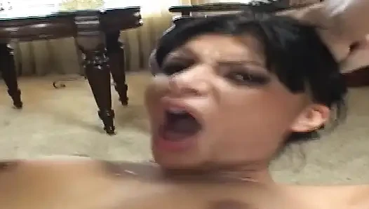 Sıska esmer ıslak anal sikişte genişliyor