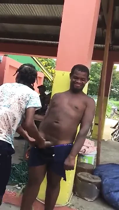 Troietta nera si diverte con un ragazzo di colore.