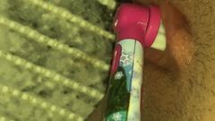Una ragazza di 18 anni si masturba con uno spazzolino elettrico