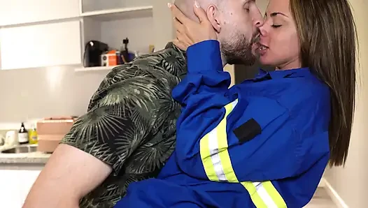 Ich rief den klempner und diese SCHÖNE FRAU kam: Ich konnte nicht helfen, sie so hart zu ficken