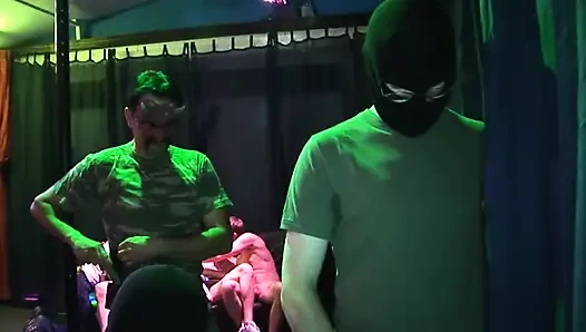 Pesta gangbang dengan pelacur toket besar dan pacar kulit hitam!