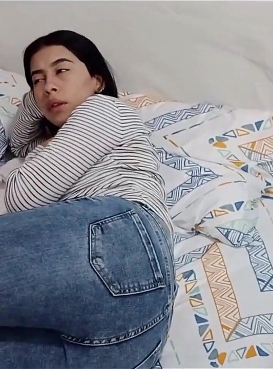 Birlikte mastürbasyon yapıyorlar! ama üvey kız kardeş üvey erkek kardeşinin yarağını aldı ve ağzıyla mastürbasyon yaptı ve dölü yutuyor