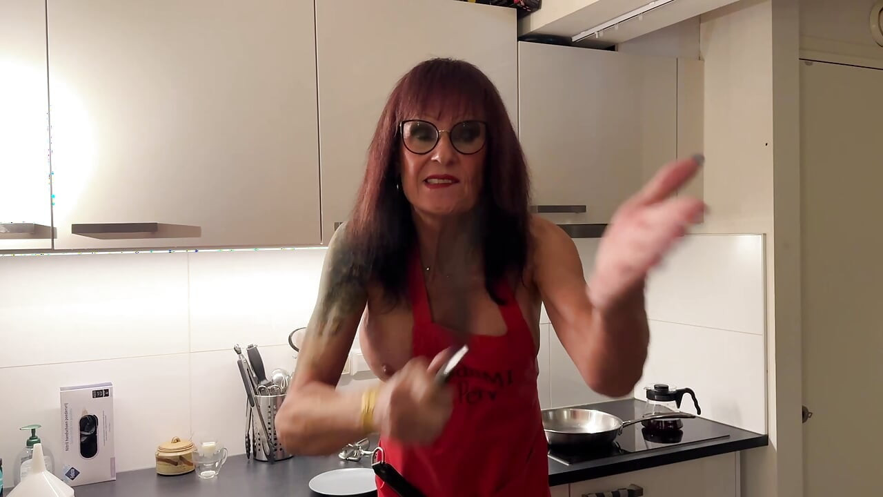 Trans älskarinna Naomiperv gör frukost för dig med en spekulumher slav.