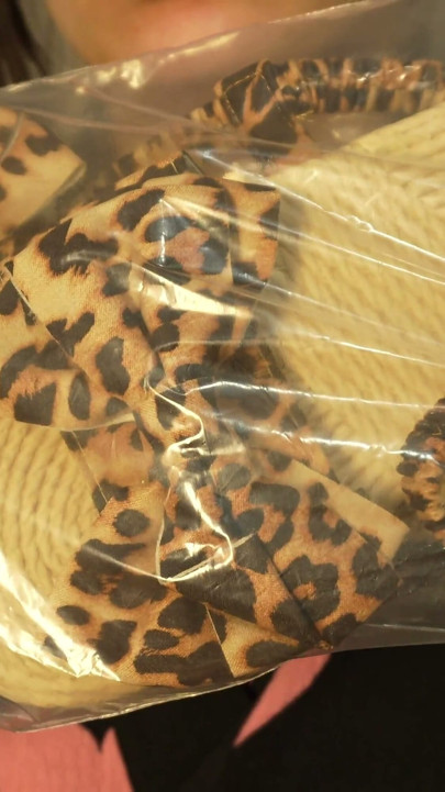 Voeten in nieuwe sandalen met langzaam lopen en voet close-ups