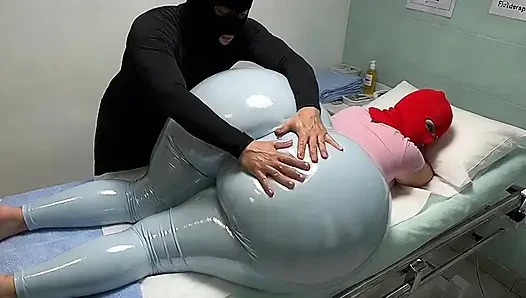 "Pijat sensual pantat bahenol cewek super semok dengan legging super hot warna biru dengan celana dalam thong 5 menit"