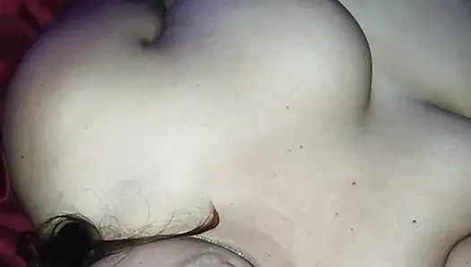 Ehefrau spielt mit sich selbst, während sie schwanz lutscht