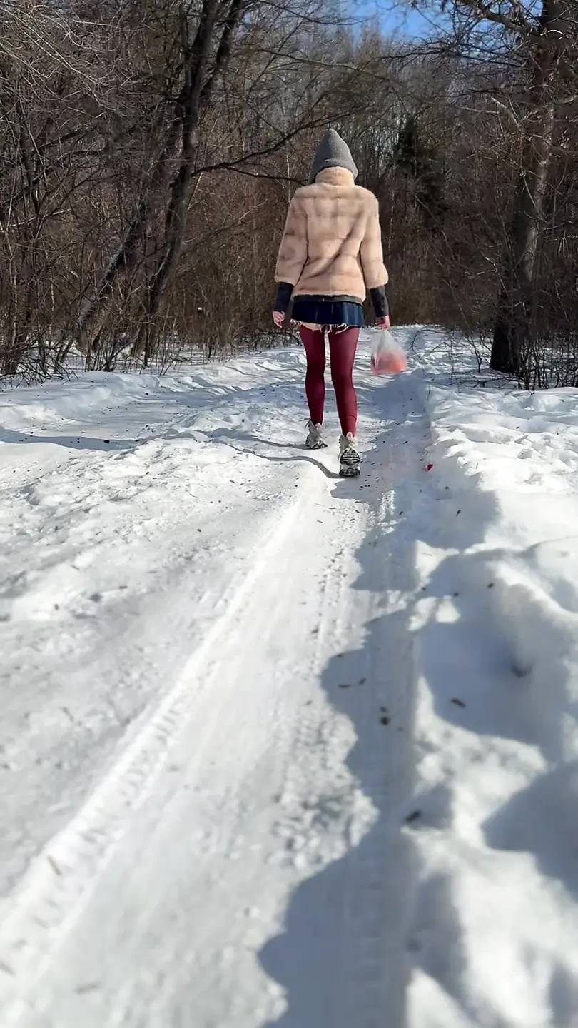 I pick fruit without panties in the snow