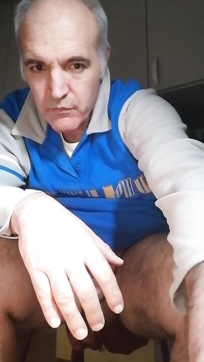 Τραβάω τον κώλο μου και τον σκληρό πούτσο μου πάντα πρόθυμος να ευχαριστήσω!