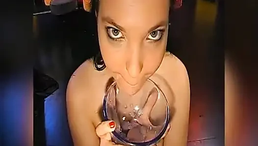 Spermacocktail - Die Heiße Brunette Will Es Schlucken