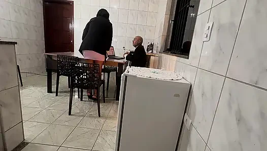 Секретарша удивлена шлепками на жопу и анальным проникновением с кримпаем.