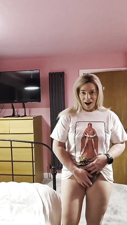 カジュアルなニッキーがベッドでリラックスし、大きな精液を浴びています!