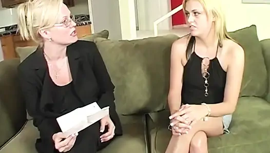 Yeni yaşlı üvey anne sarışın genç kız porno denemesine izin veriyor