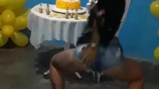 Putinha safada dancando de shortinho socado