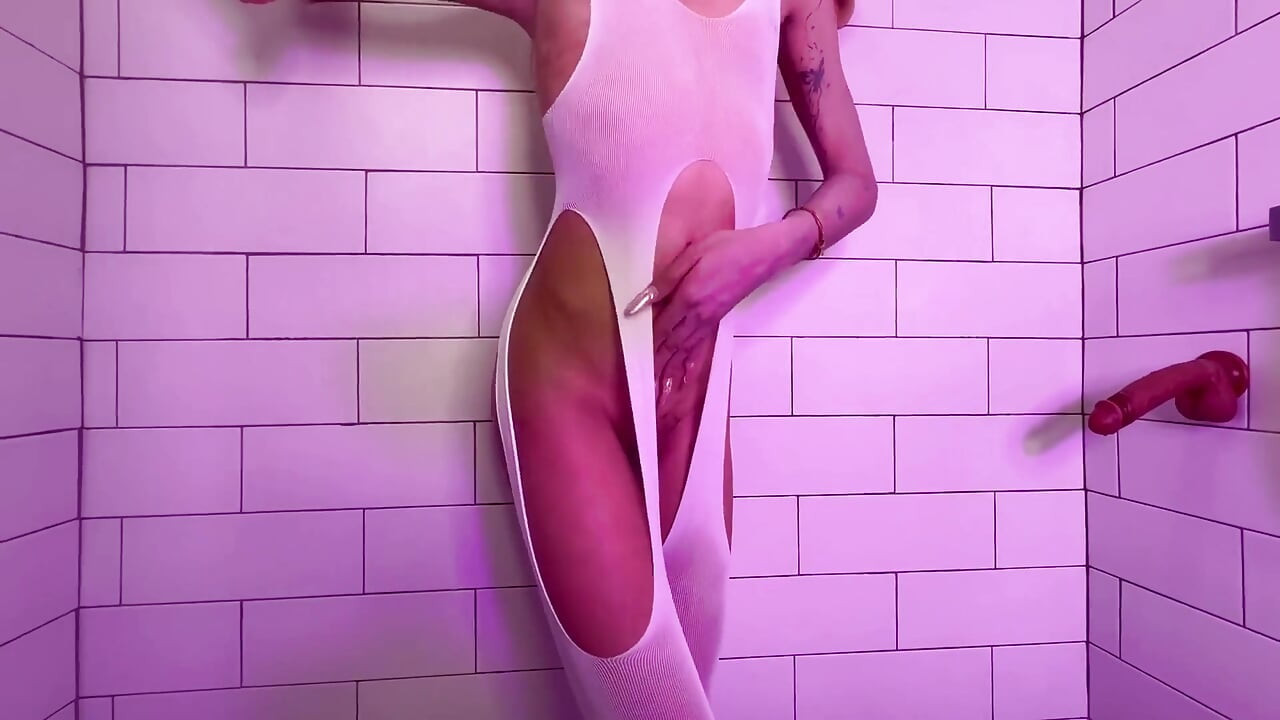Ladyboy Nisha Brincando De Esconde-esconde. Assista Ela Jogar Com Seu Pau Sexy.