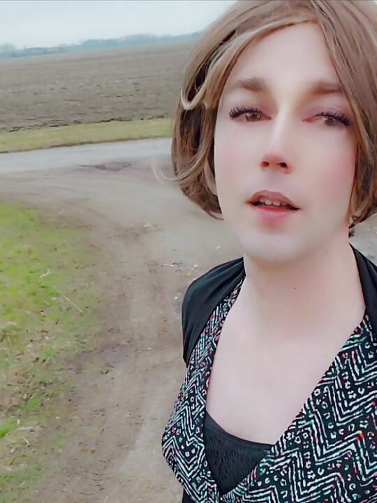 Annemieke w publicznej jeździe dildo i sika