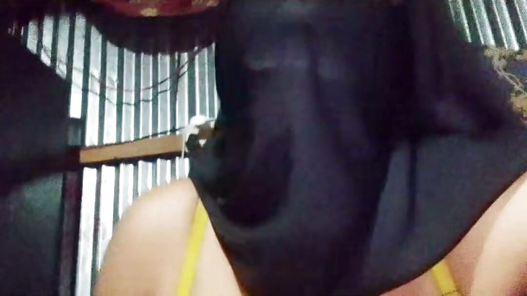 Vídeo de uma rapariga da aldeia a fazer uma punheta