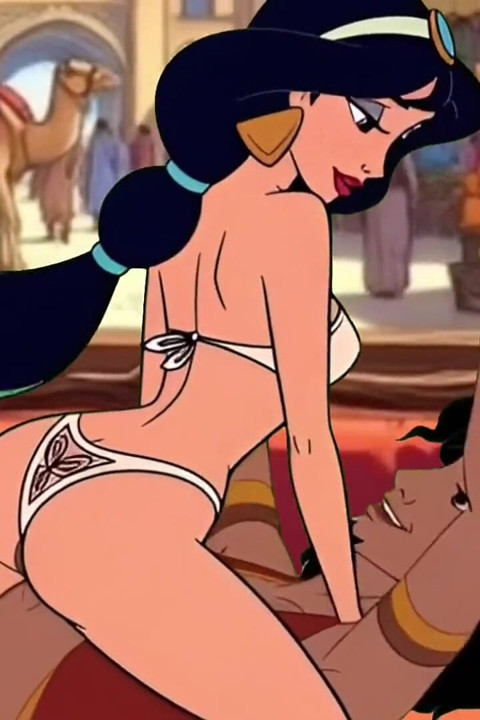 Princesa dominante senta sua bunda no rosto de um corno e experimenta prazer e orgasmo
