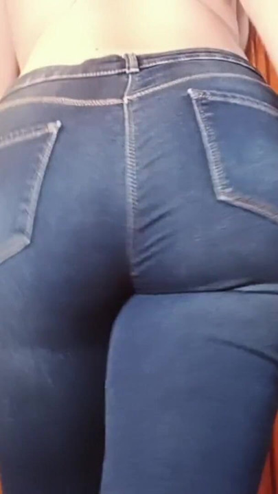 Pawg walking in blue jeans | Clip 2