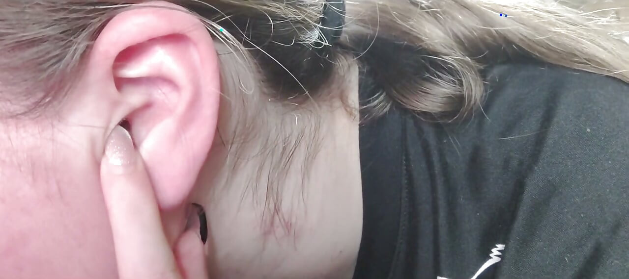 Je me nettoie l’oreille en gros plan