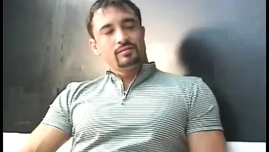 Büyük memeli güzel esmer orta yaşlı seksi kadın erkek arkadaşının işemesini izlemeyi seviyor