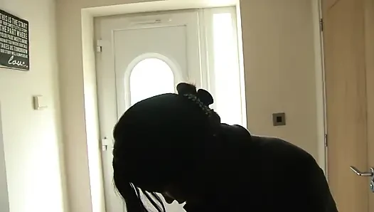 Zenci bebek Kiki Minaj sam bourne'dan büyük göğüslerine püskürtülüyor