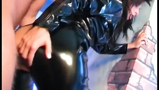 Lateks kaplı dominatrix azgın delikanlının sikişini alıyor