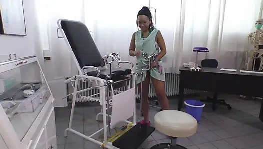 Сексуальную азиатку отшпилил в ее киску доктор