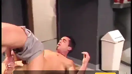 Cowok kontol besar jilat dan ngentot memek cewek hot rambut pirang ini