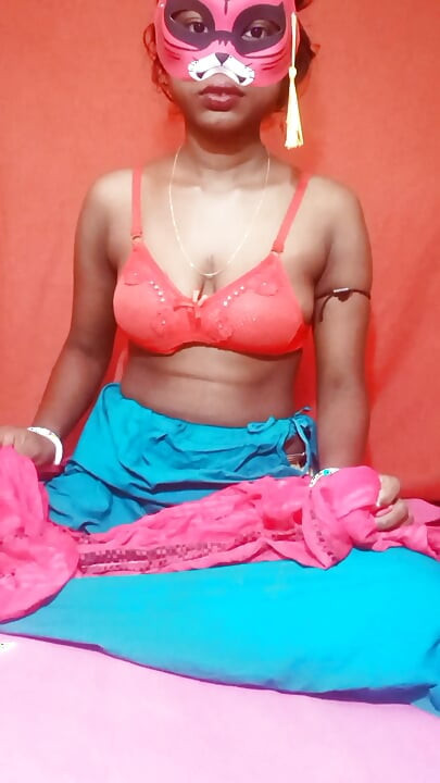 Bengali Unsatisfied Milky Bhabhi Fingaring And Showing To Lover With Saree