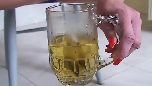 Köle Ona Işeme Bırakır