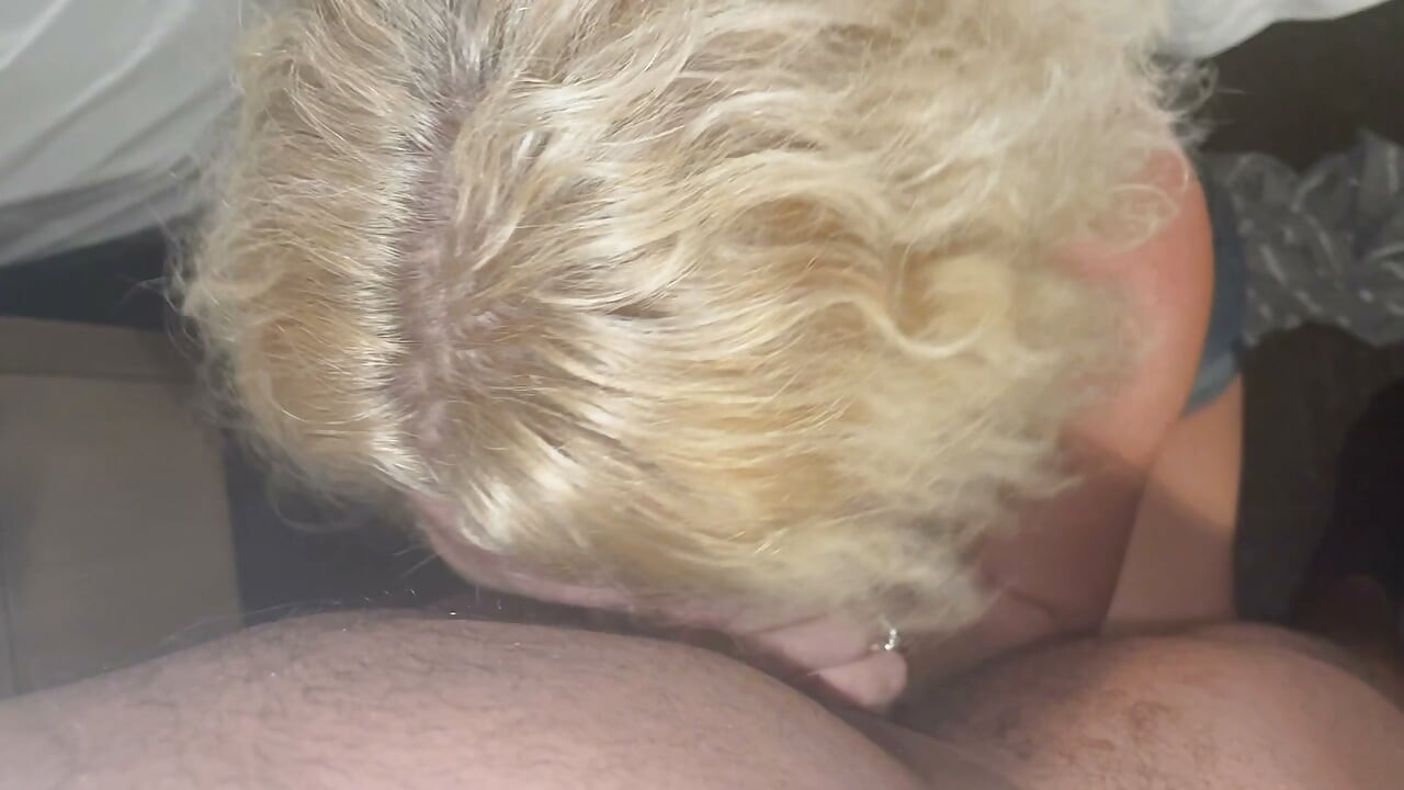 MILF lutscht und fickt jungen BBC