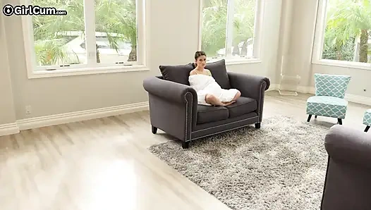 Сводная сестренка просто продолжает идти