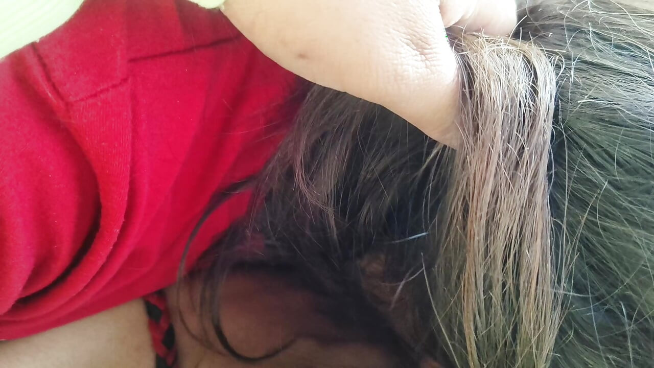 Namorada dando boquete para o namorado em sexo no carro em público