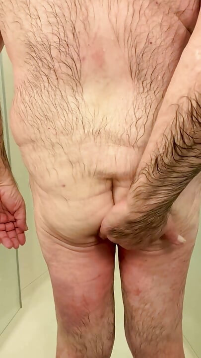 Coach Karl Soaps His Butt 7222