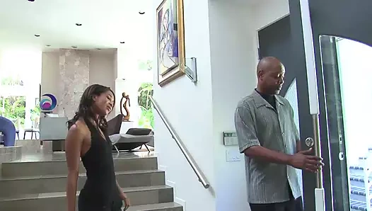 Cali Sweets темнокожей шлюшке начиняют ее киску