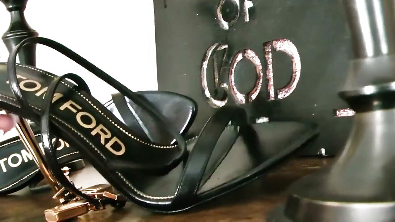 Sandálias stiletto e fetiche por pés
