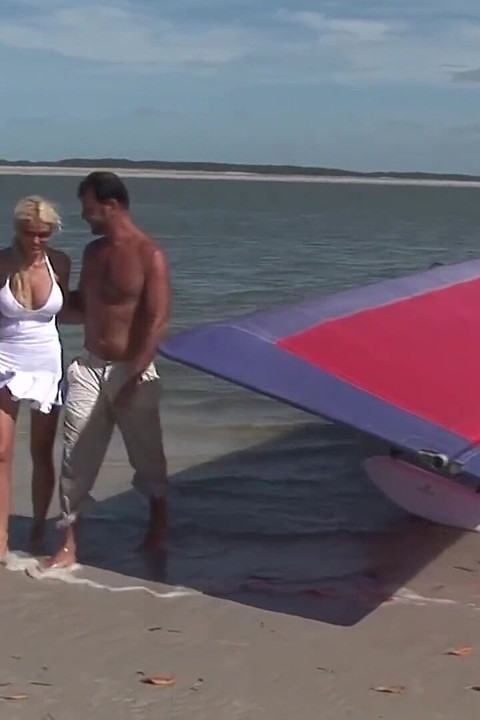 情熱的なクソのビーチと見事な金髪と巨乳