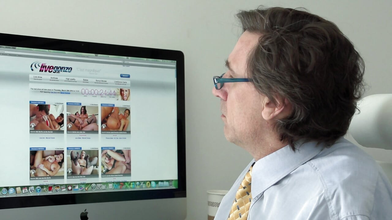 Meri ht sekretri mujhe jordar chudaee ke lie bulati hai