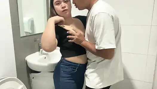 FILIPINA SCHNELLER ÖFFENTLICHER POV-SEX