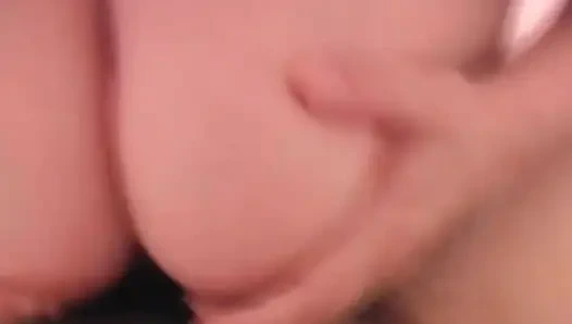 Фигуристая плохая девушка делает горячую долбячку сиськами