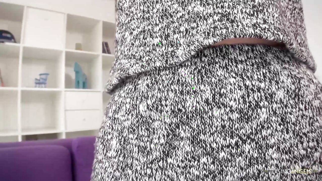 這個沒有經驗的女人起初表現出一些害羞，但最終還是進行了