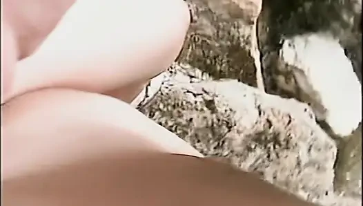 Azgın kızıl saçlı bebek vahşi plajda amcığını parmaklıyor